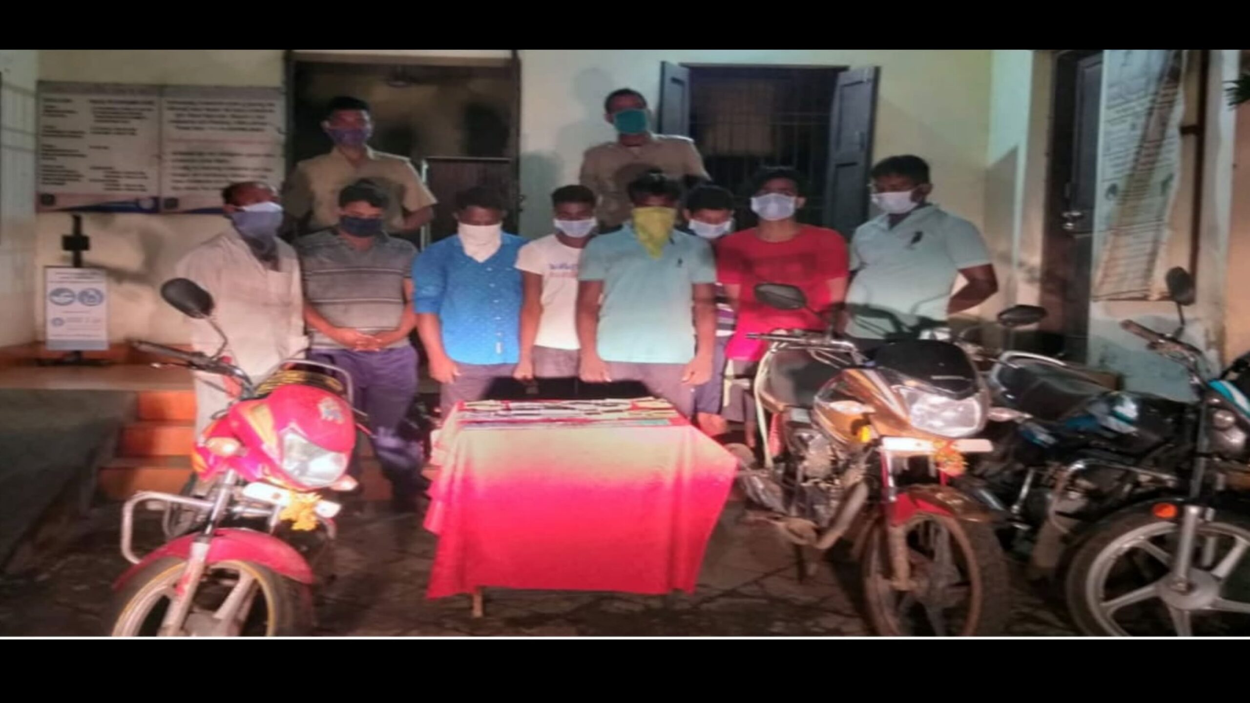 ଚୌଦ୍ଵାର ପୋଲିସ୍ ର ଜୁଆଆଡ୍ଡା ଉପରେ ଚଢ଼ଉ ୮ ଜଣ ଜୁଆଡି ଗିରଫ…