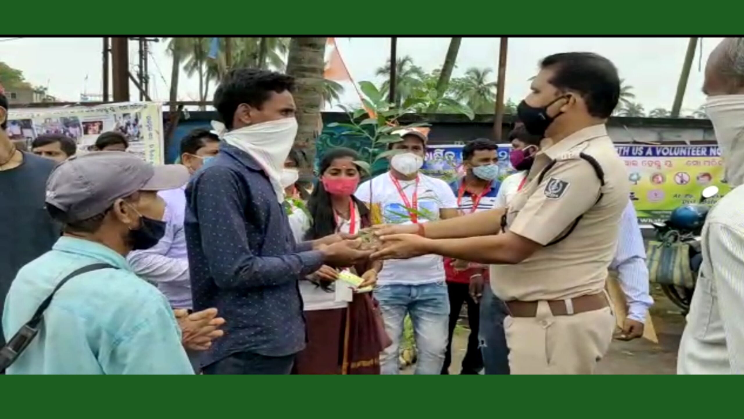 ମେ ଆଇ ହେଲ୍ପ ୟୁ ମୋ ପରିବାର ସାମାଜିକ ସଂଗଠନ ଦ୍ୱାରା ଚାରା ବଣ୍ଟନ…
