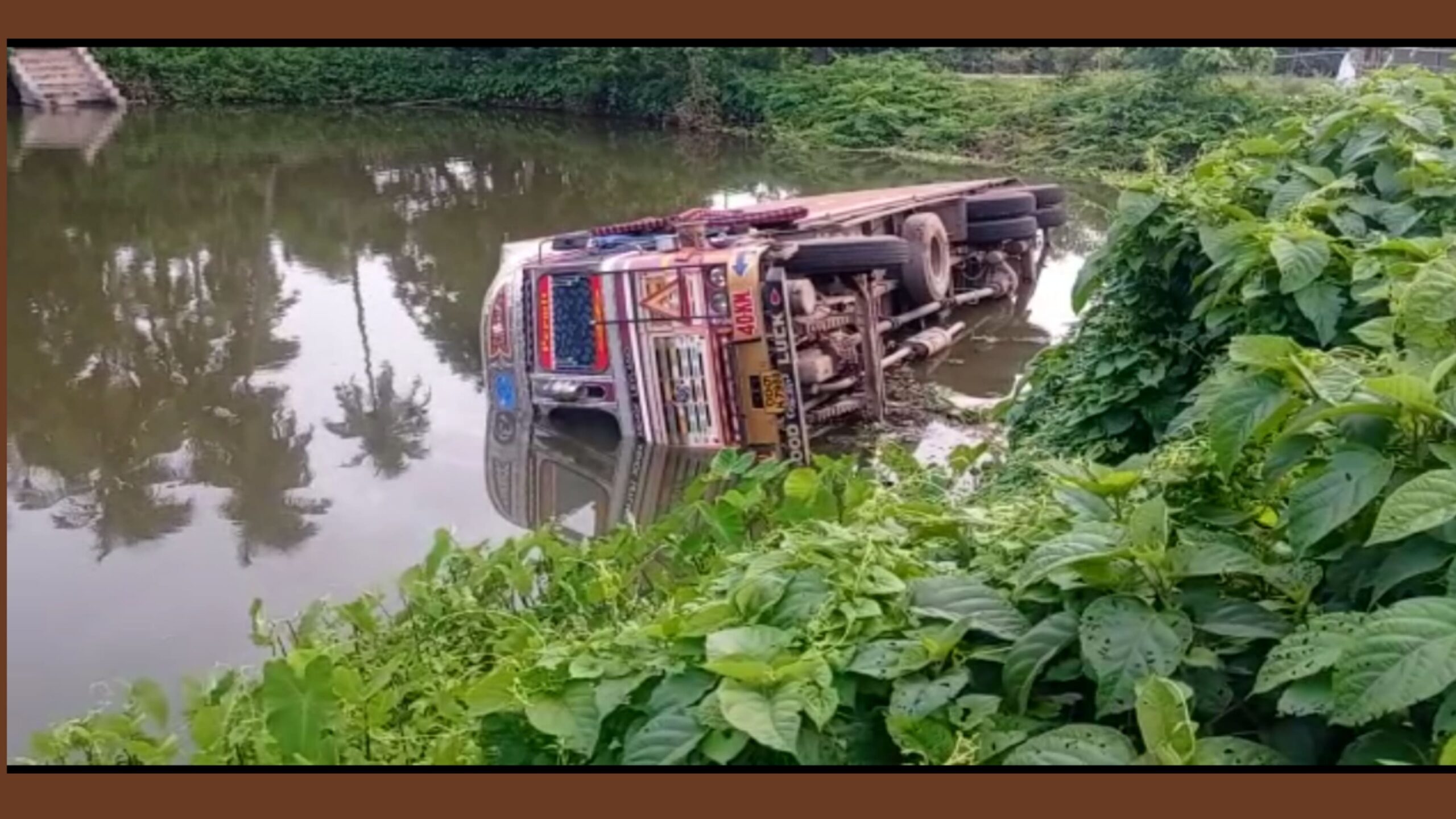 ଚାନ୍ଦବାଲି ଏନ ଏ ସି କଲେଜ ଛକ ନିକଟରେ କଣ୍ଟେନର ଗାଡି ଦୃଘଟଣା ଗ୍ରସ୍ଥ, ଚାଳକ ଓ ହେଲ୍ପର ଗୁରୁତ୍ୱର ଆହାତ…
