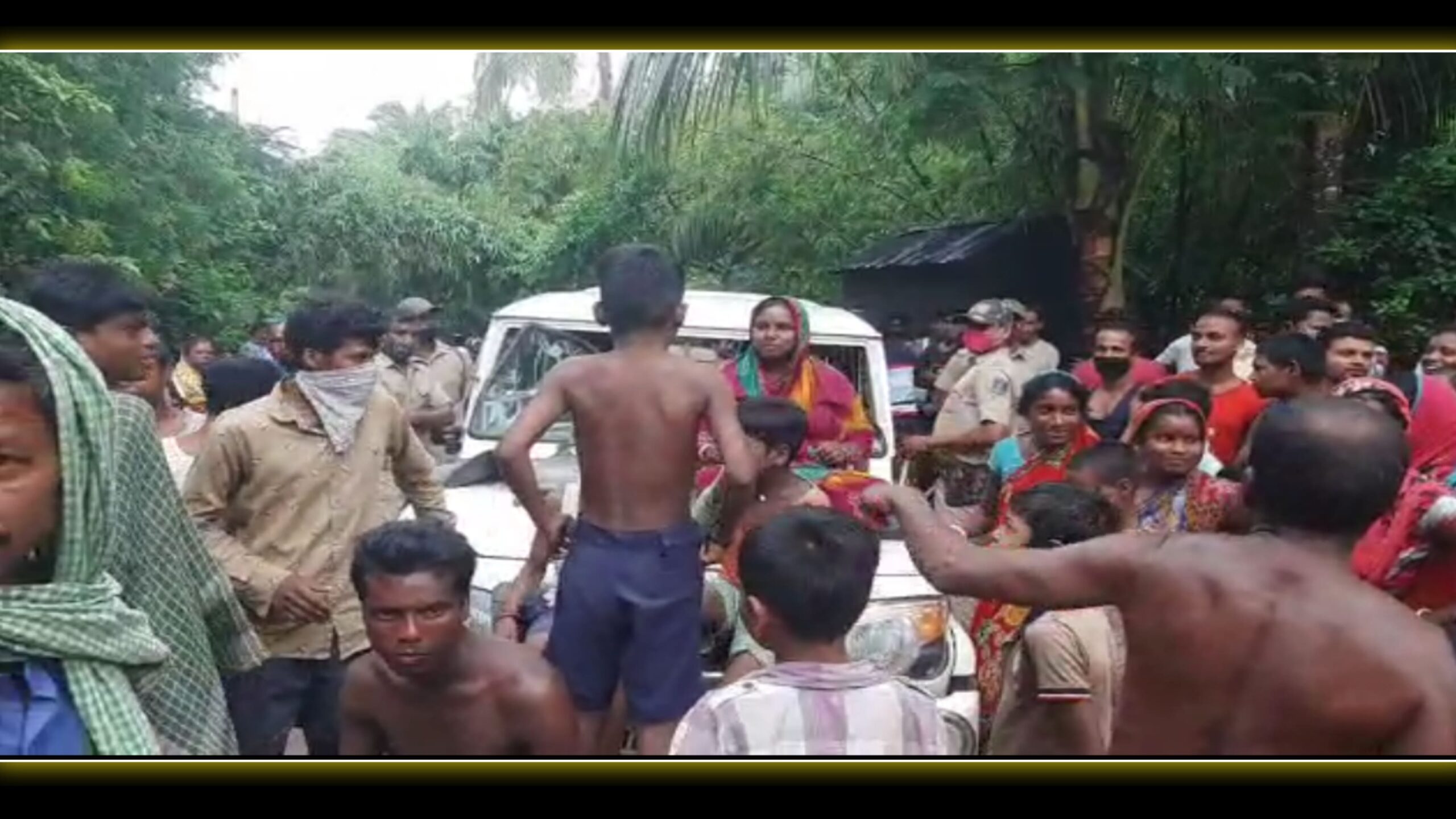 ଚୋରା ମଦ ବେପାରୀ ଅଟକ ସହିତ ଗାଡି ଭାଙ୍ଗିଲେ ଉତ୍ୟକ୍ତ ଲୋକେ…