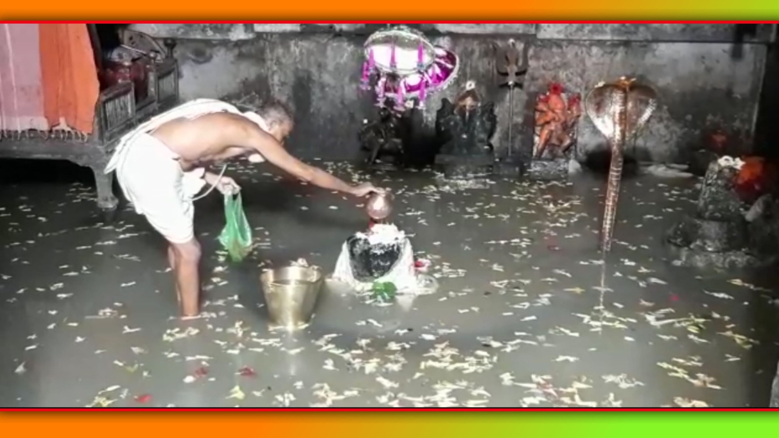 ବର୍ଷା ପାଣିରେ ଉବୁଟୁବୁ ବାବା ଆଖଣ୍ଡଳମଣି ଗର୍ଭଗୃହରେ ଆଣ୍ଠୁଏ ଉଚ୍ଚରୁ ଲହଡି, ଅର୍ଦ୍ଧାଧିକ ଭାଗ ବୁଡିରହିଛି  ମଣିବାବାଙ୍କ ବିଗ୍ରହ…