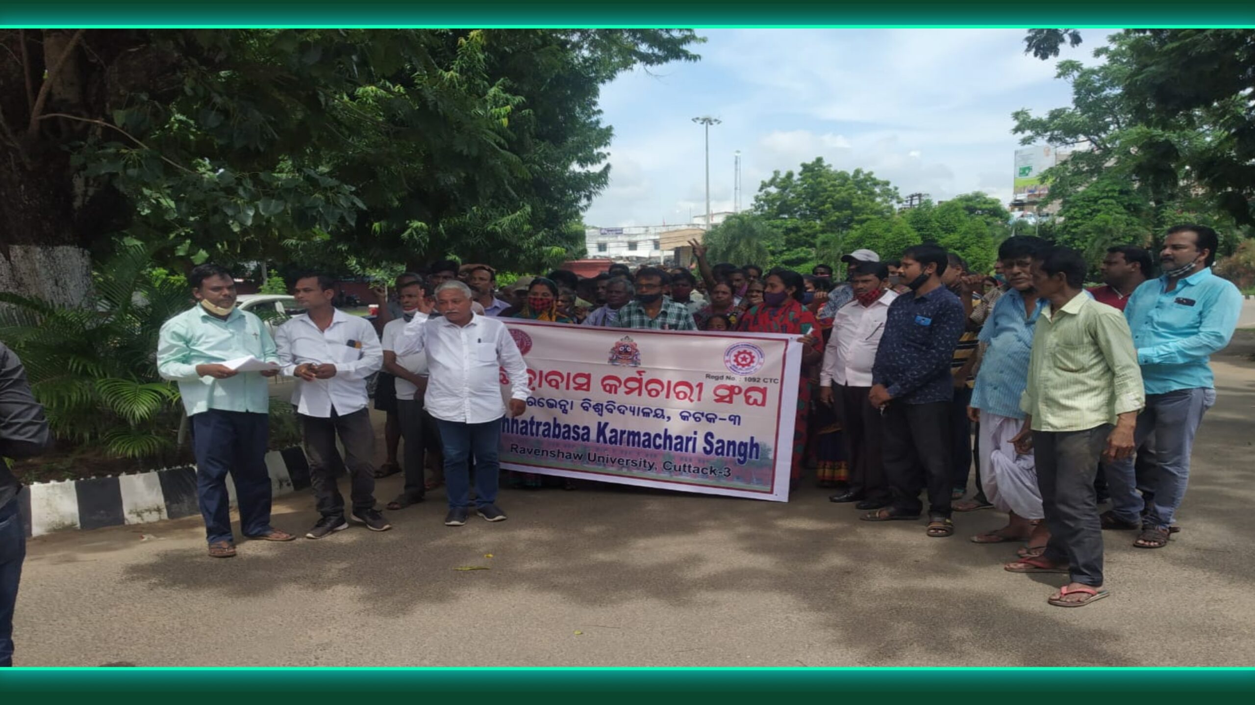 ହଷ୍ଟେଲ କର୍ମଚାରୀମାନଙ୍କ ନିଯୁକ୍ତିକୁ ଘରୋଇ କମ୍ପାନୀକୁ ଦେବା ମସୁଧା କୁ ବାତିଲ୍ କରିବା ପାଇଁ  ରେଭେନ୍ସା ବିଶ୍ବବିଦ୍ୟାଳୟର ଛାତ୍ରାବାସ କର୍ମଚାରୀ ସଂଘ ତରଫରୁ କୁଳପତିଙ୍କୁ ଦାବୀ ପତ୍ର