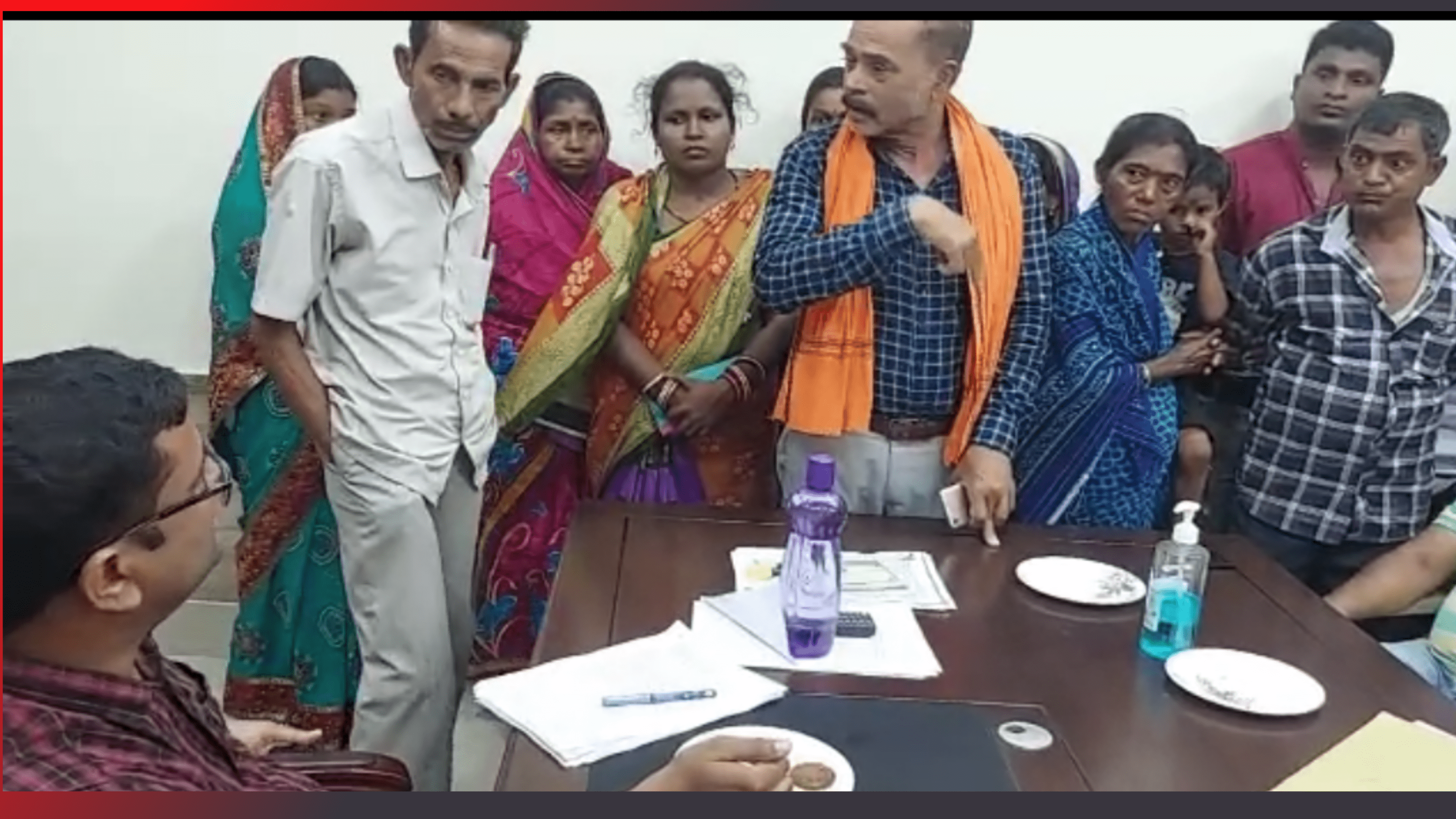 ଚାନ୍ଦବାଲି ବ୍ଲକ ଭୁଇଁବୃତି ପଞ୍ଚାୟତ ବାସୀଙ୍କ ପକ୍ଷରୁ ବିଡ଼ିଓଙ୍କ ମାତ୍ର ଅଧିକ କାର୍ଯ୍ୟ ପ୍ରତିବାଦରେ ବ୍ଲକ କାର୍ଯ୍ୟାଳୟ ଘେରଉ…