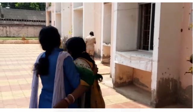 କନେଷ୍ଟବଳଙ୍କ ପତ୍ନୀ,ଏସ୍‌ପିଙ୍କ କାର୍ଯ୍ୟାଳୟ ସମ୍ମୁଖରେ କଲେ ଆତ୍ମହତ୍ୟା ଉଦ୍ୟମ…