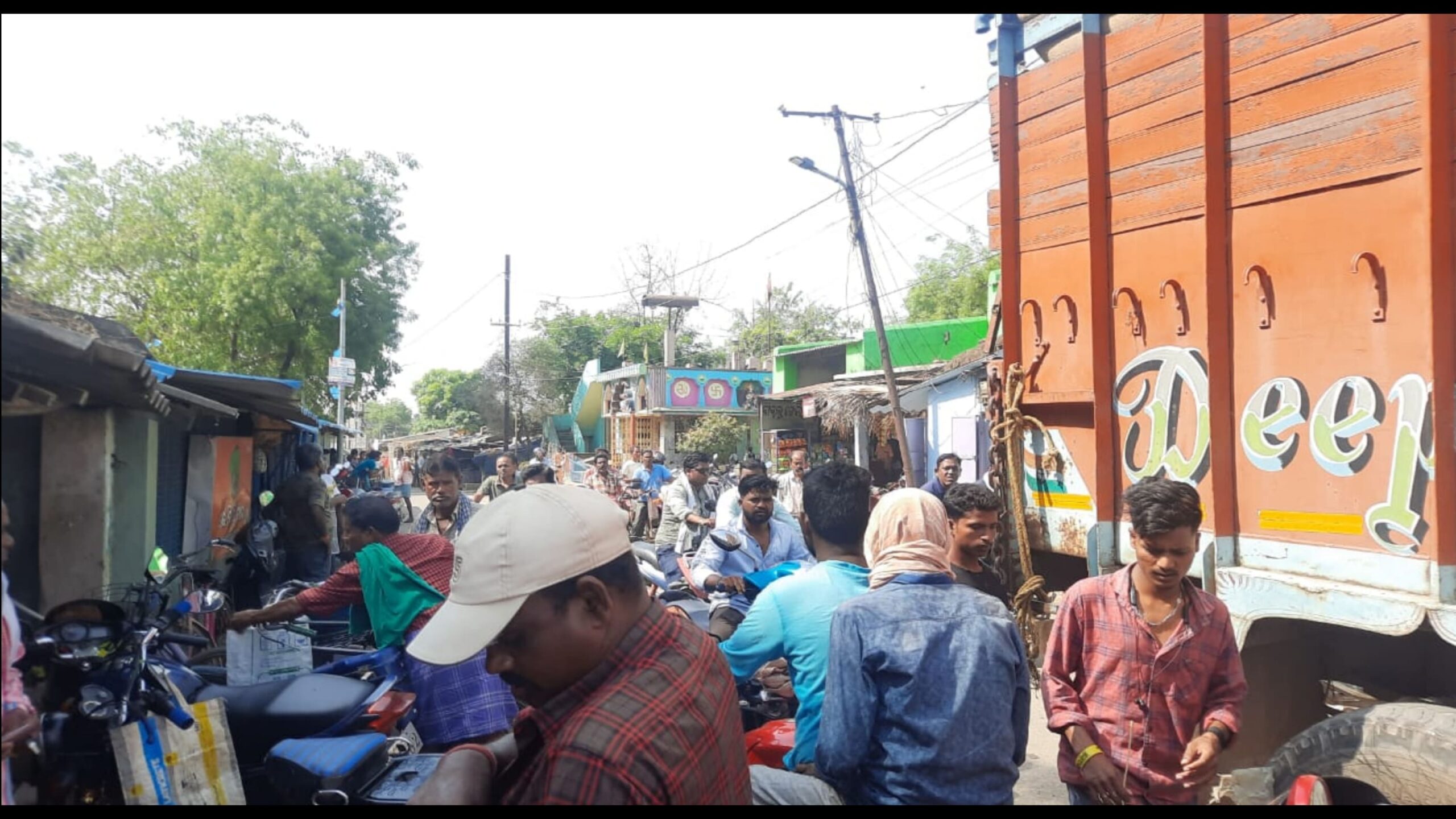 ଟ୍ରାଫିକ୍ ସମସ୍ୟାର ସମାଧାନ କେବେ ? ଅତାବିରା ବସ୍ ଷ୍ଟାଣ୍ଡ ରୁ ଝିଲିମିଣ୍ଡା ଆର୍ଡି ରାସ୍ତା…..