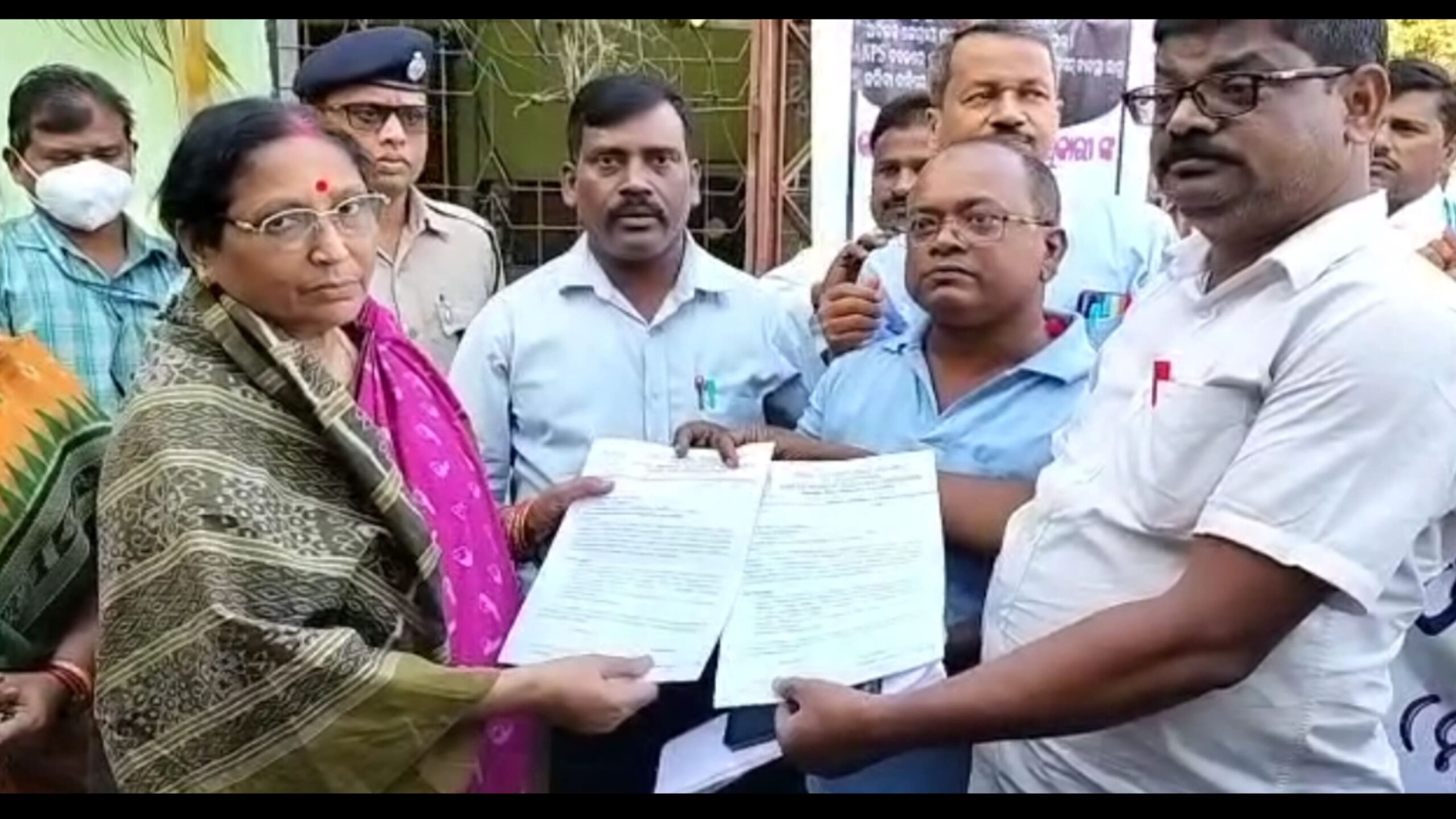 ଶିକ୍ଷକ ଓହ୍ଲାଇଲେ ରାଜରାସ୍ତାକୁ,ମୂଖ୍ୟମନ୍ତ୍ରୀଙ୍କ ଉଦ୍ଦେଶ୍ୟରେ ପ୍ରଦାନ କଲେ ୩ ଦଫା ଦାବି…