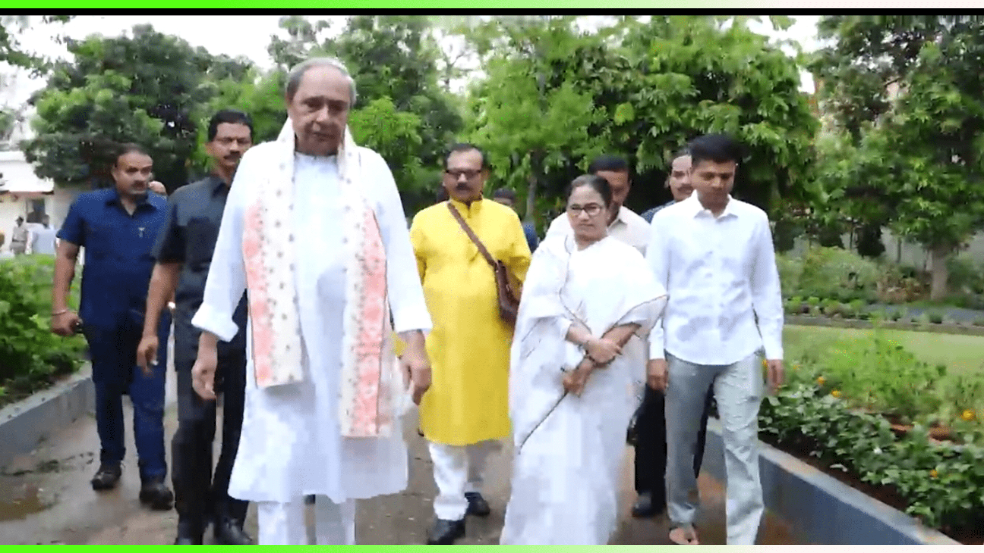 ମୁଖ୍ୟମନ୍ତ୍ରୀଙ୍କୁ ଭେଟିଲେ ପଶ୍ଚିମବଙ୍ଗ ମୁଖ୍ୟମନ୍ତ୍ରୀ ମମତା ବାନାର୍ଜୀ….