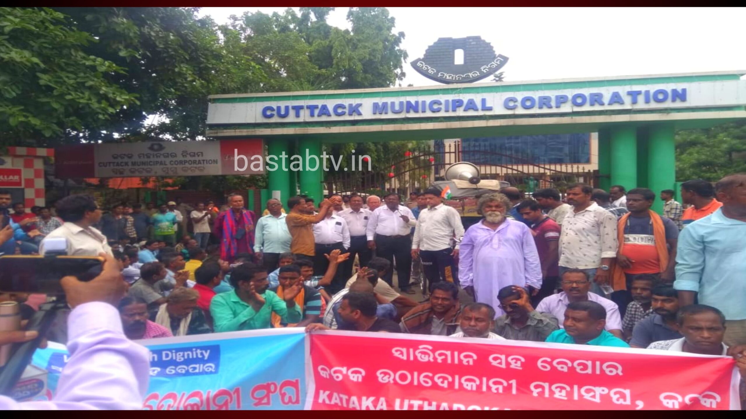 କଟକ ଉଠାଦୋକାନୀ ମହାସଙ୍ଘ ଥଇଥାନ ଦାବିରେ ସିଏମସି ଘେରାଉ….
