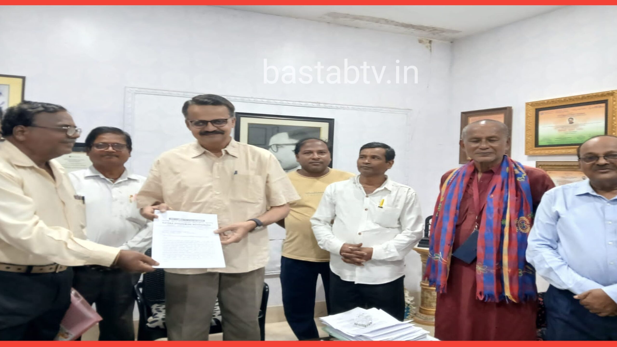 କଟକ ଉଠାଦୋକାନୀକୁ ଥଇଥାନ ଓ ଭେଣ୍ଡିଂଜୋନ ଦାବିରେ ସାଂସଦଙ୍କୁ ଦାବିପତ୍ର